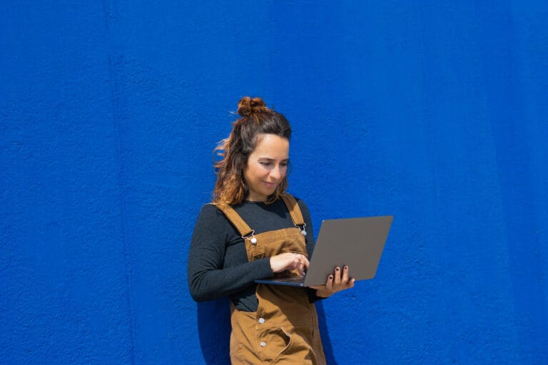 Femme qui regarde sa tablette numérique